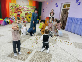 Сегодня начались осенние утренники Сегодня начались осенние утренники.