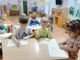День снеговика прошел в младших группах День снеговика прошел в младших группах.