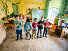 Музыкальный руководитель И. Р. Топчий и воспитатель С. Н. Красникова провели весенние путешествие. Музыкальный руководитель И. Р. Топчий и воспитатель С. Н. Красникова провели весенние путешествие.
